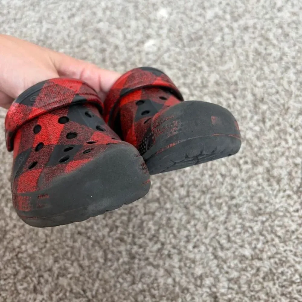 CROCS red buffalo