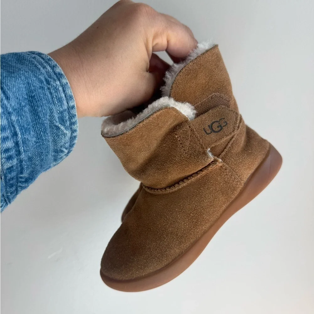 UGG •	color chestnut