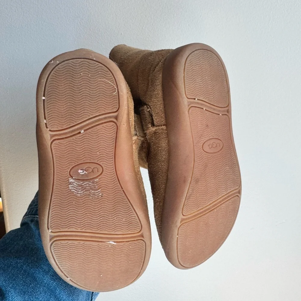 UGG •	color chestnut