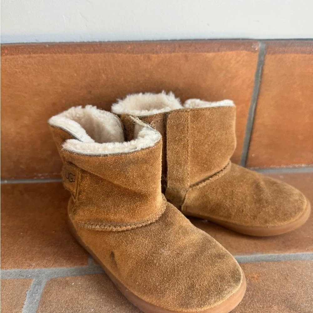 UGG •	color chestnut