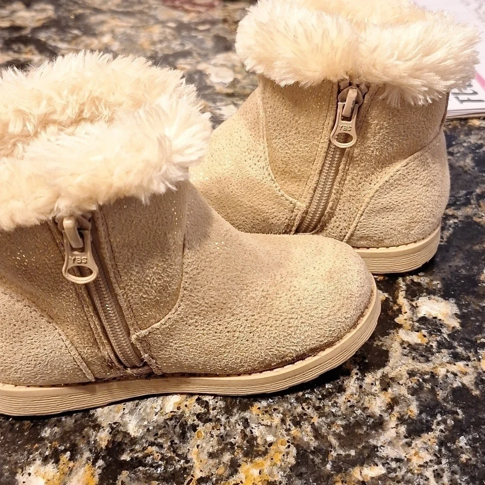 Girls Cat & Jack faux fur lined boots size 9