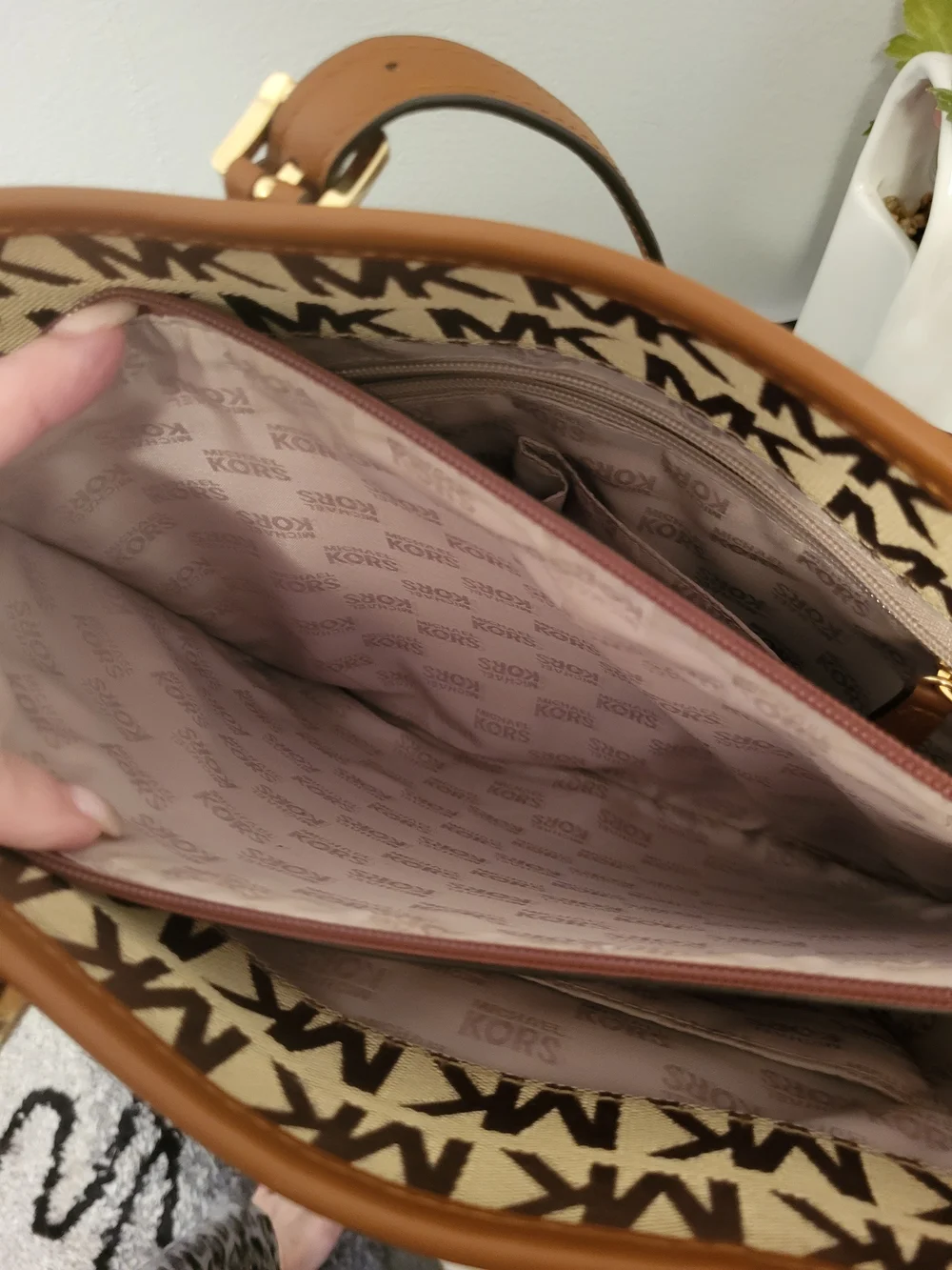 Michael Kors signature mk
