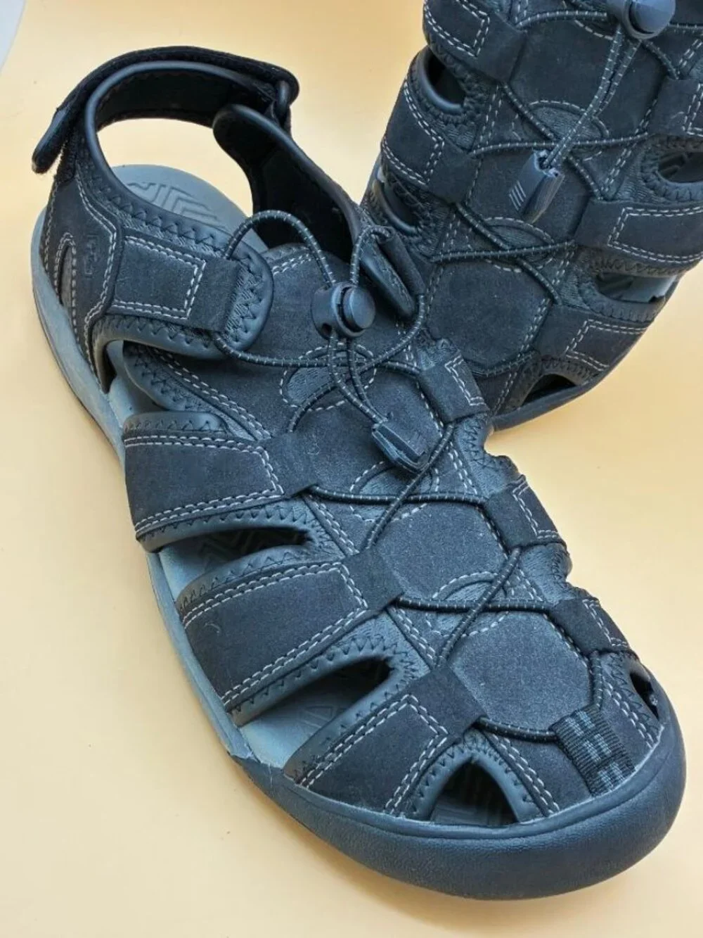 Khombu Men's Black Outdoor Fisherman Sandals