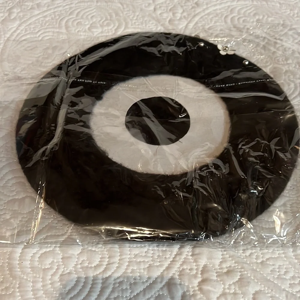 N/A black woolen