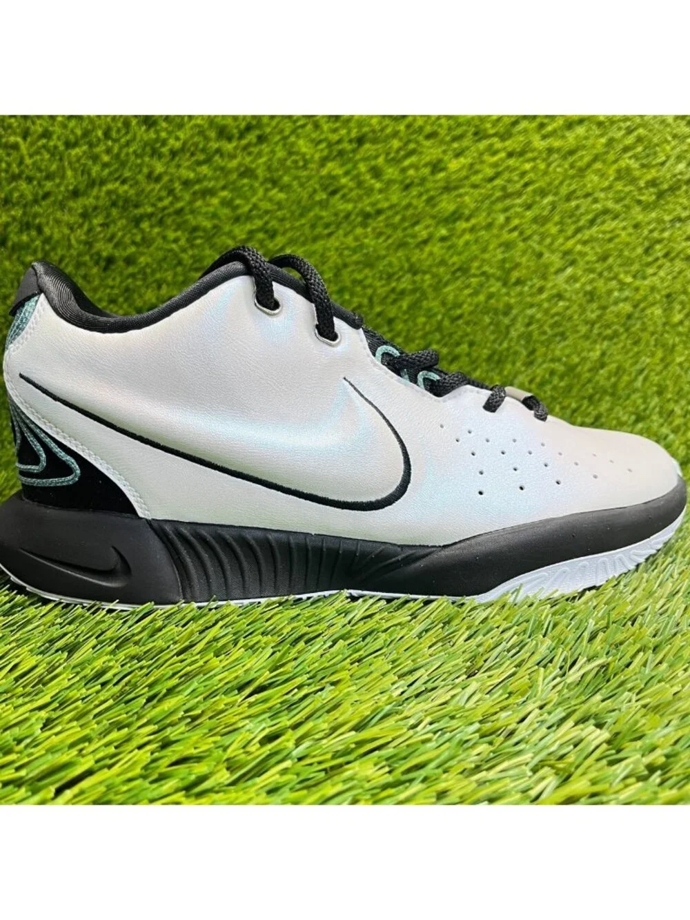 Nike LeBron 21 Conchiolin Boys Size 7Y White Black Basketball Shoes Sneakers