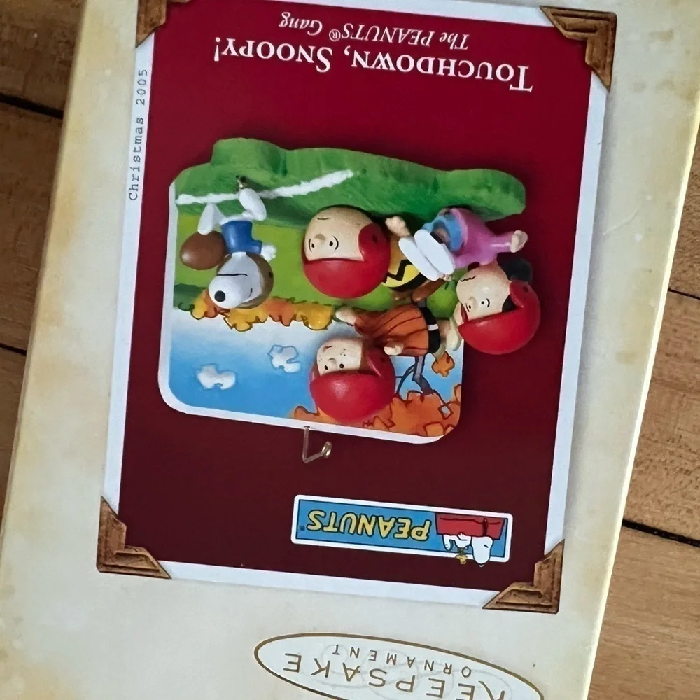 Hallmark Keepsake Touchdown Snoopy Christmas‎ Tree Ornament Peanuts Gang 2005