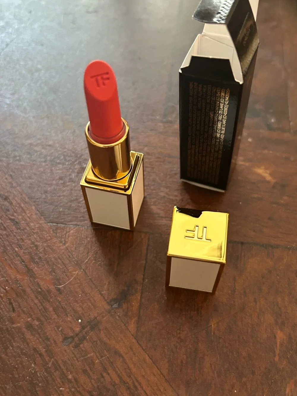 Tom Ford Lipstick - Coral Red  Dorothy Moisturizing Cream Lipstick