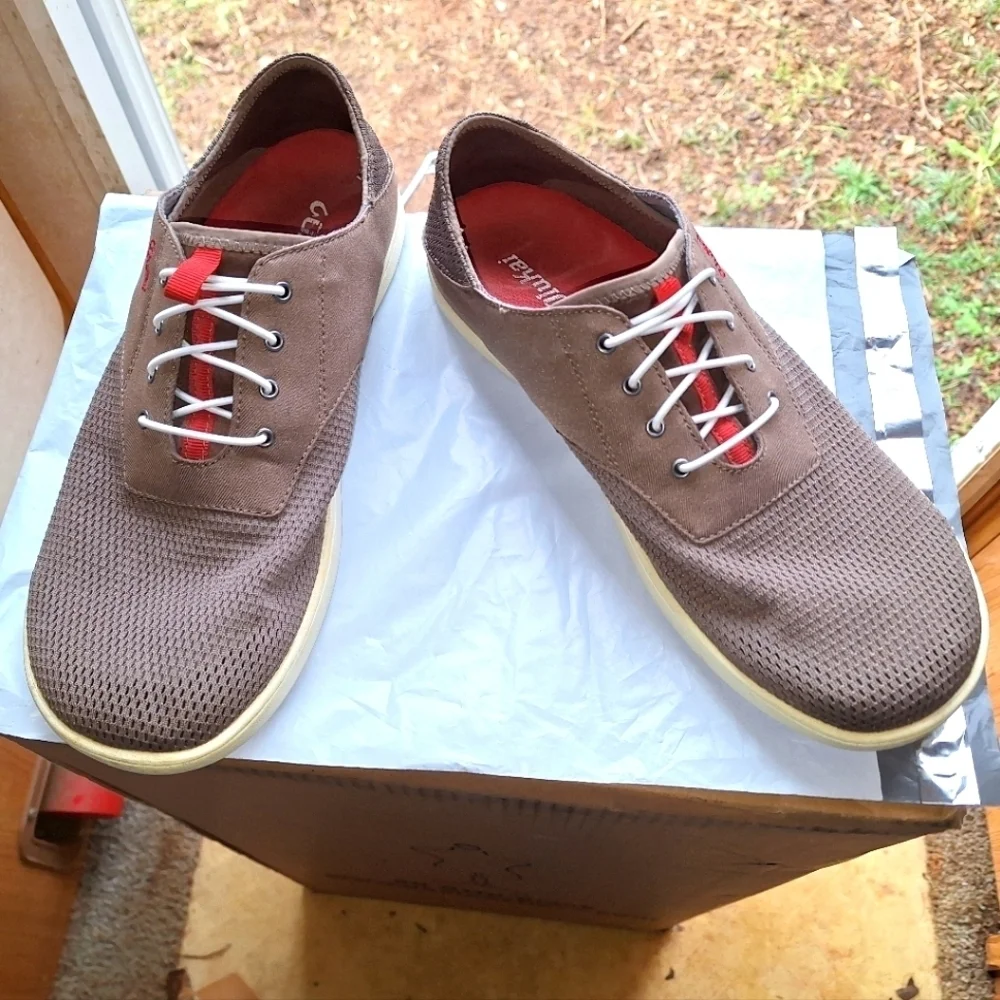 A pair of OluKai Nohea Moku mens shoes in a size 9M.They are pre-loved