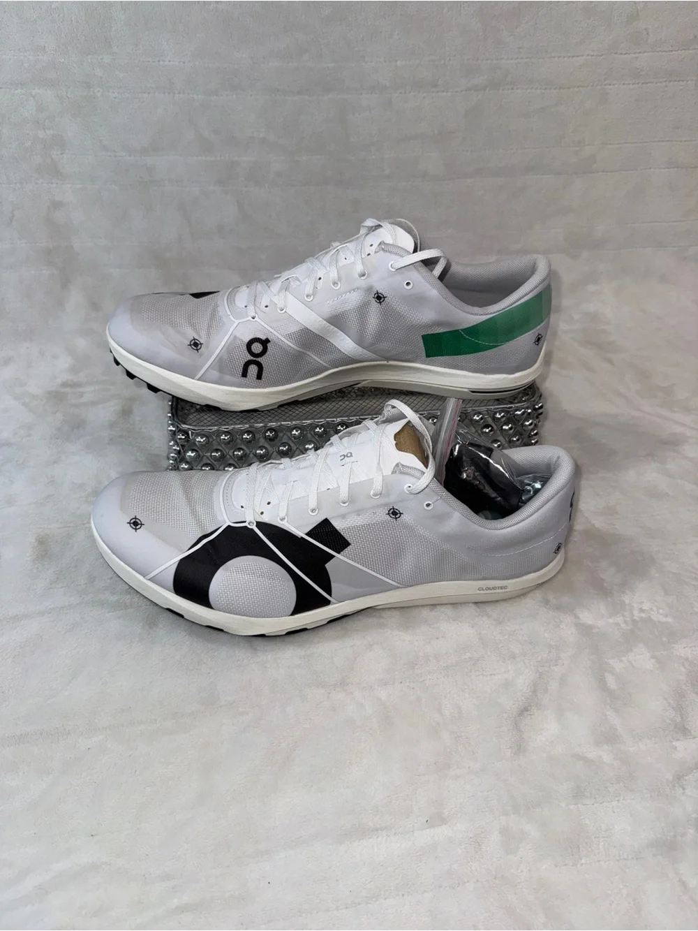On Running removable spikes 12.5 mens Athletic Sneaker cleats, White Black, Mint