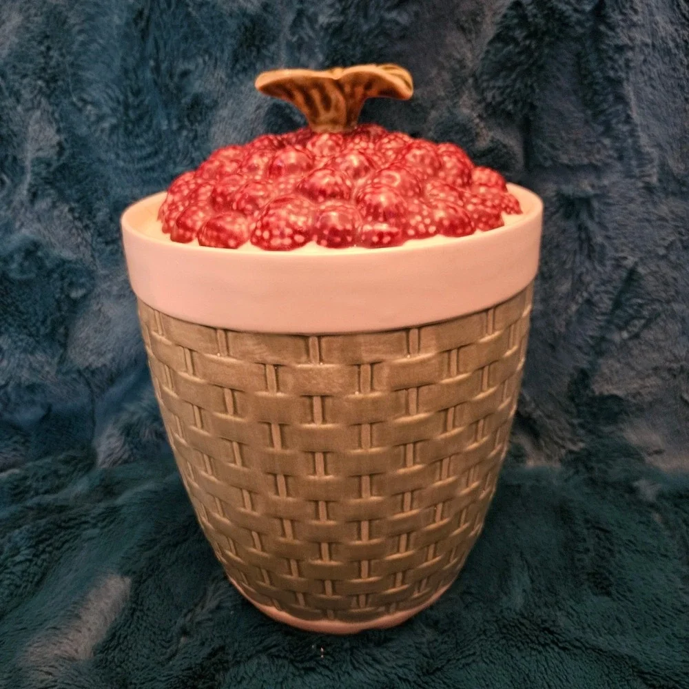 Vintage Pfaltzgraff Jamberry Raspberry Canister – 2nd Largest Size with‎ Lid