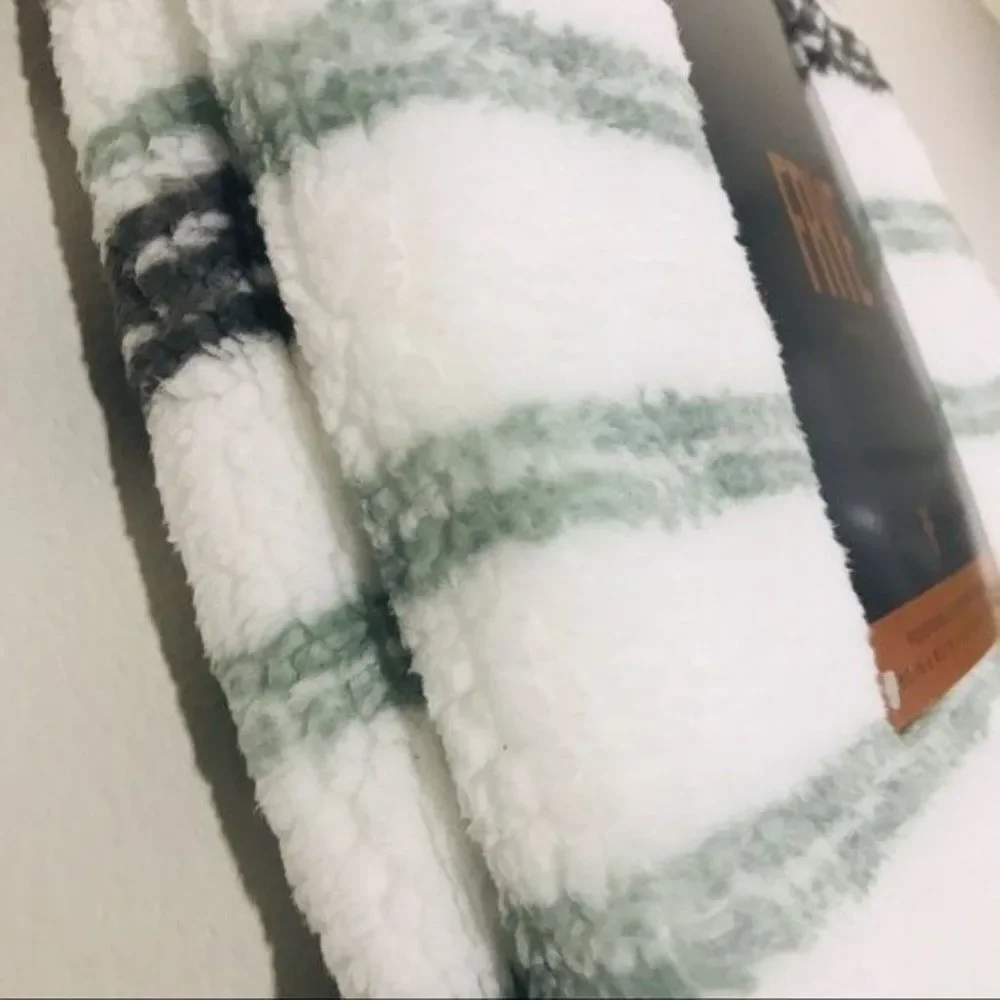 FRYE Reversible Tribal Boho Plush Sherpa Throw 50x60in White Green Gray NWT