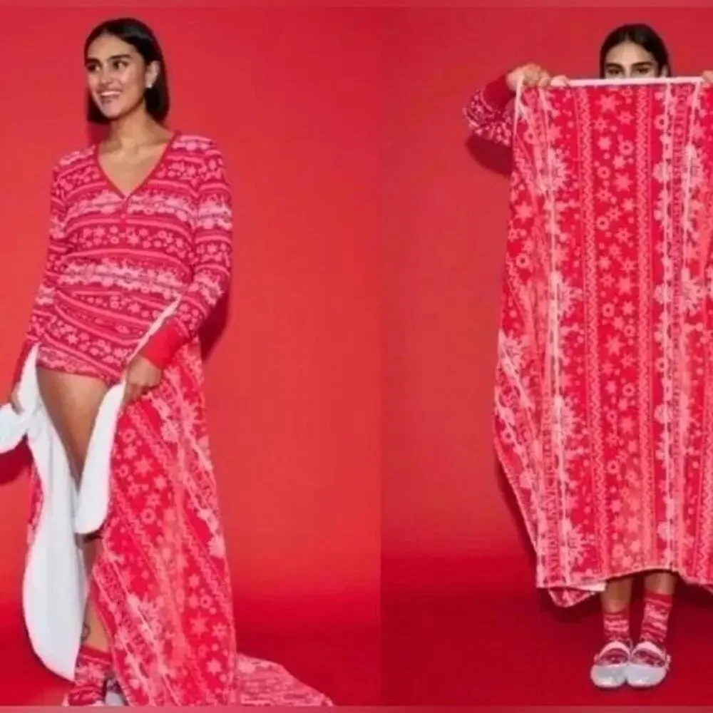 Victoria's Secret Cozy Plush Red & White Holiday Soft Fleece Plush Blanket