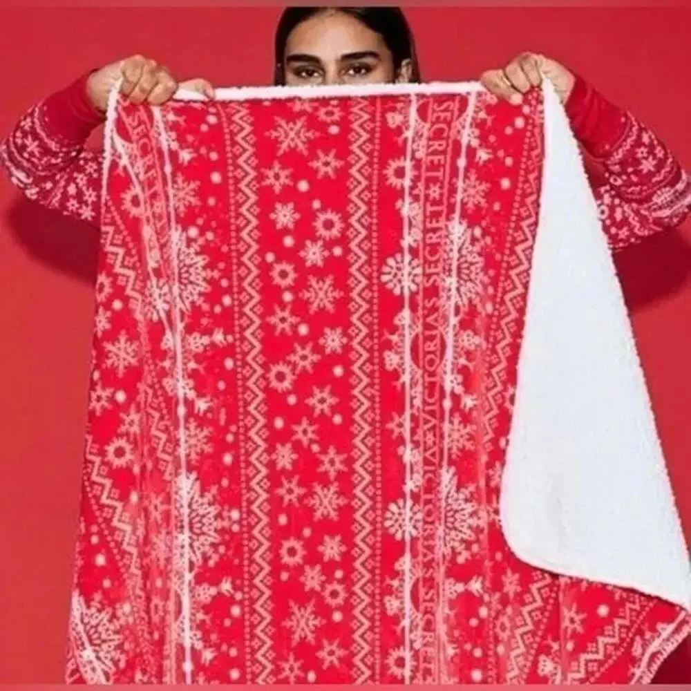 Victoria's Secret Cozy Plush Red & White Holiday Soft Fleece Plush Blanket