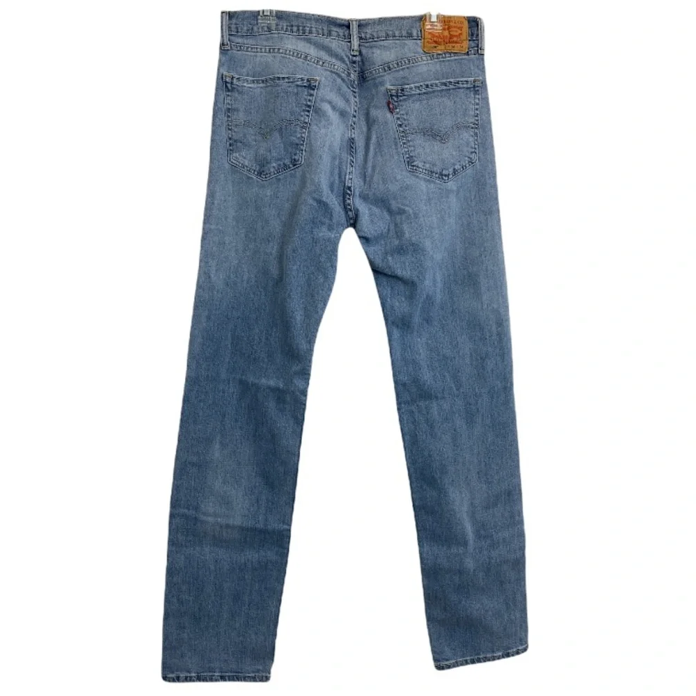Levis features •denim