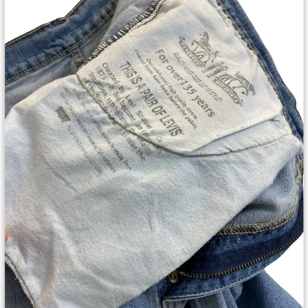 Levis features •denim