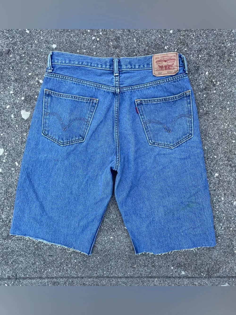 Darkwash Levi’s 550 cutoff jorts size 34