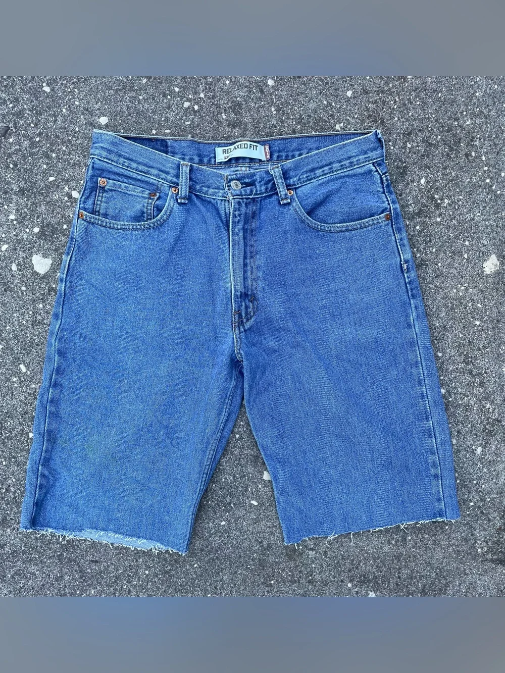 Darkwash Levi’s 550 cutoff jorts size 34