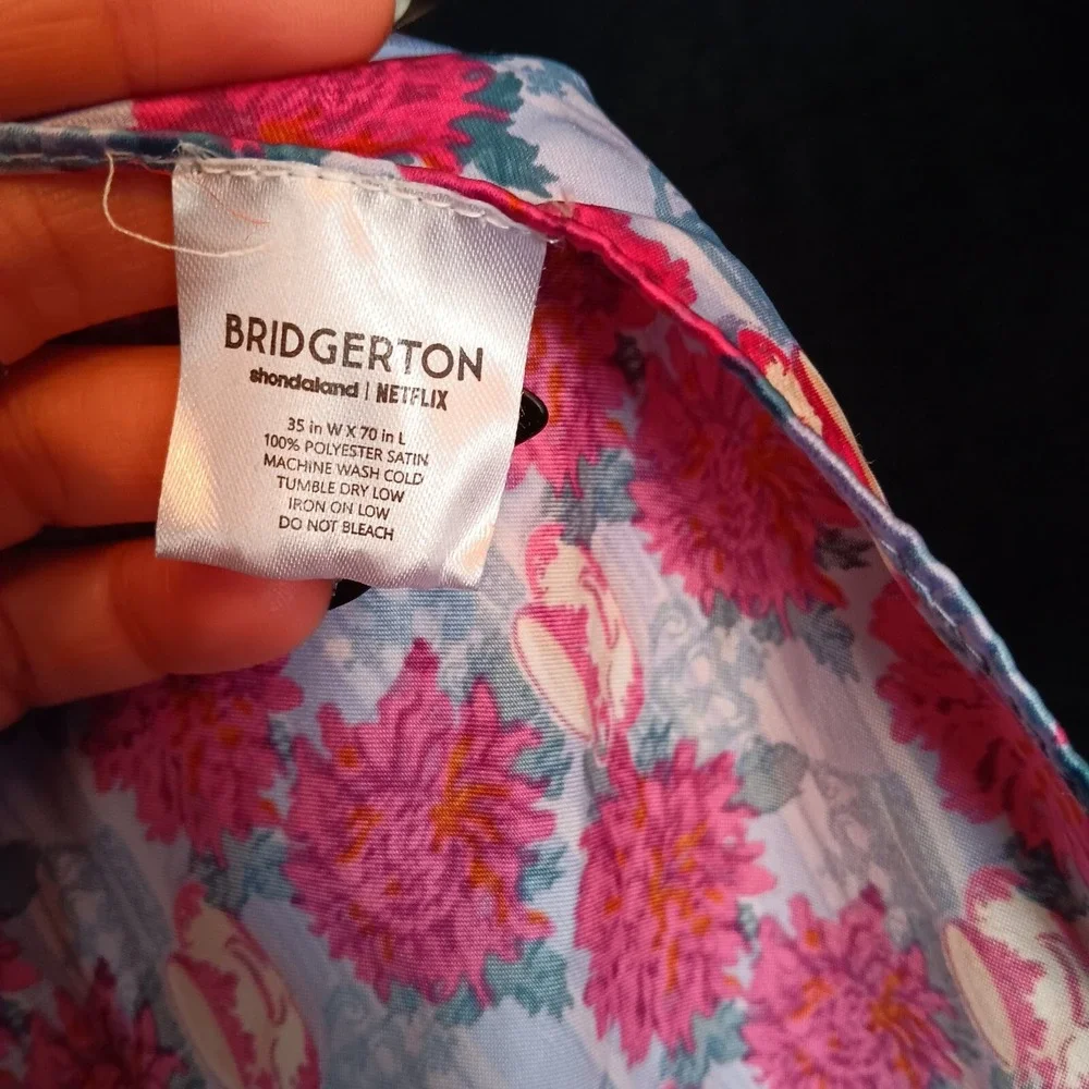 Izzy & Liv Bridgerton scarf beautiful