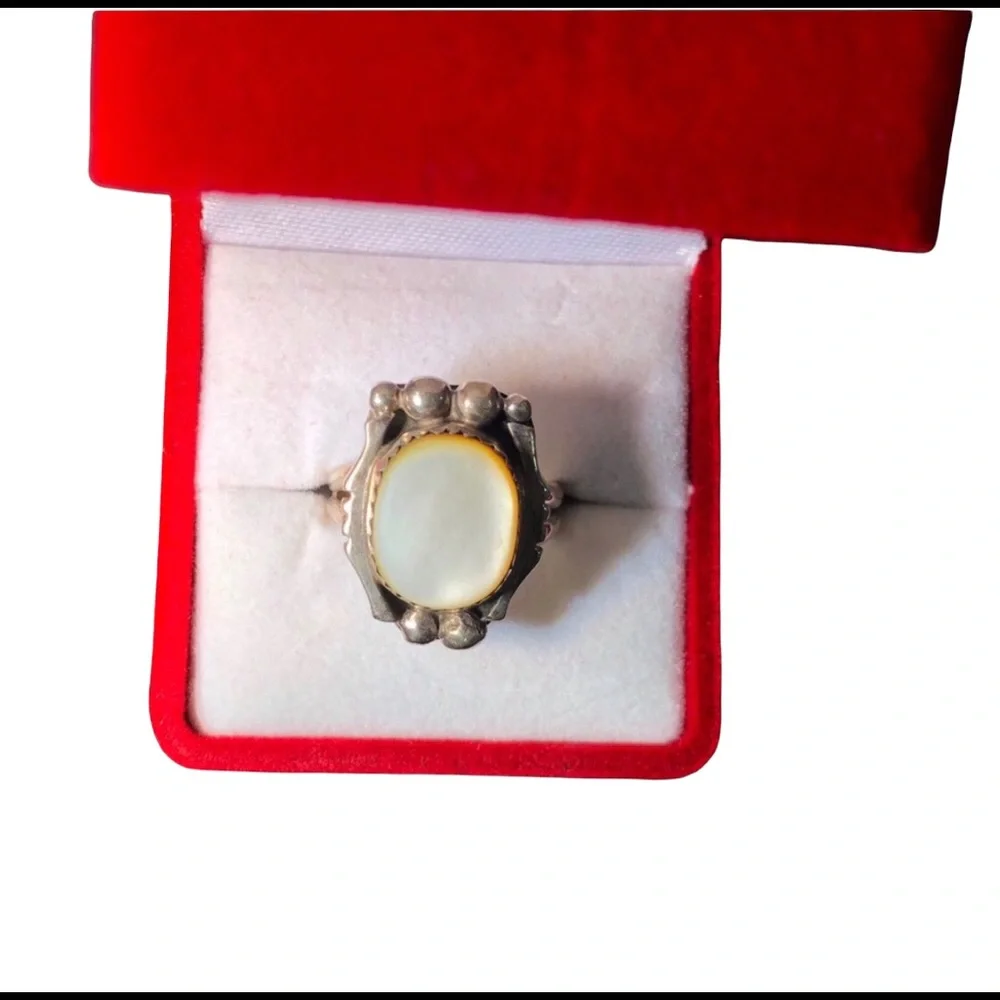 Retro 925 Sterling Silver Solitaire Mother-of-Pearl Statement Ring in size 6