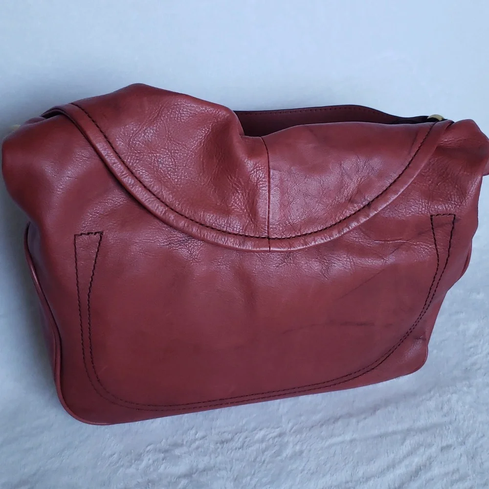 Frye Campus Rivet Hobo. Color Burnt Red. (B1).‎
