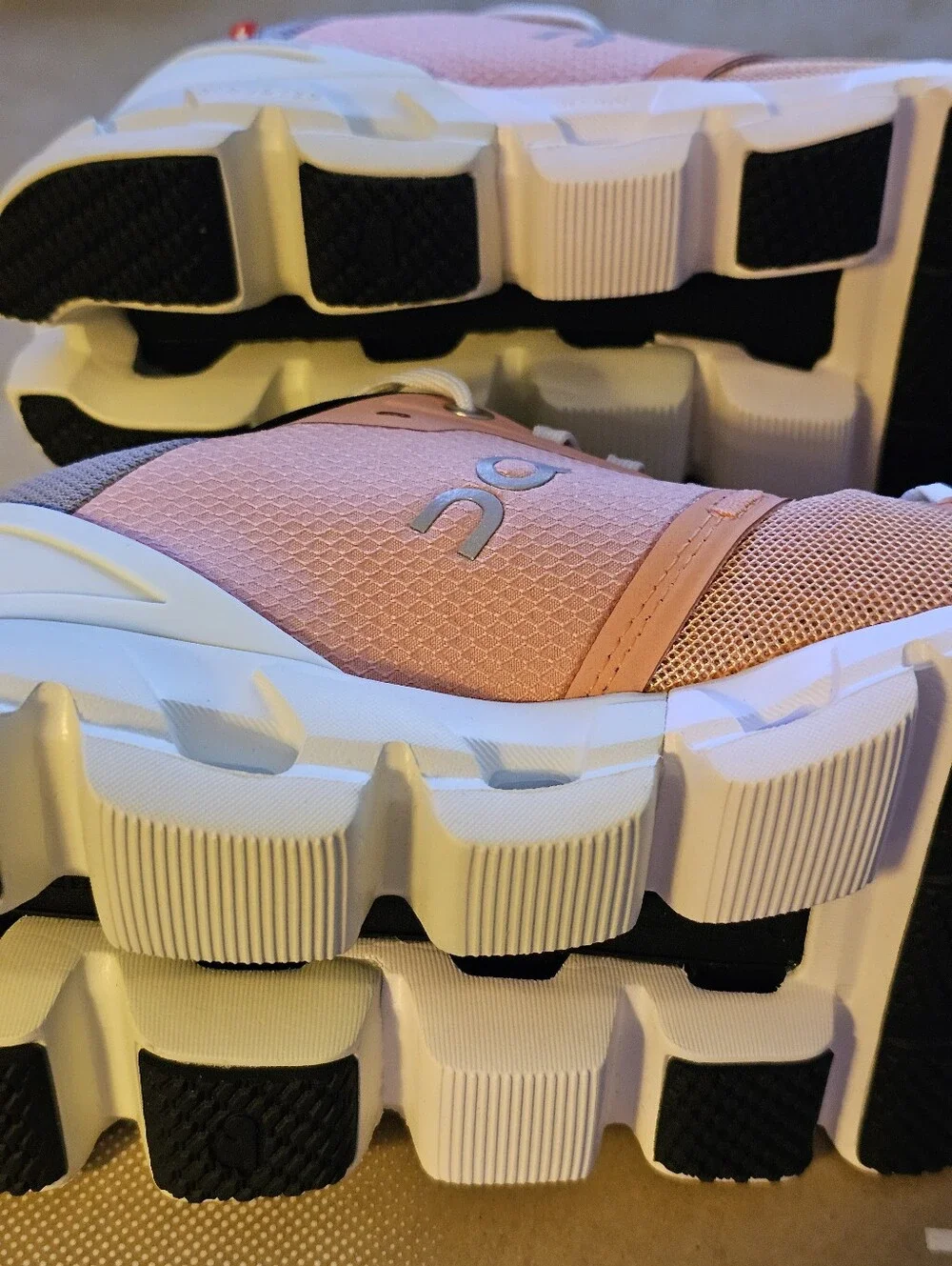 On Cloud Women’s Size 6 Cloudflyer 4 Peach/Aloe