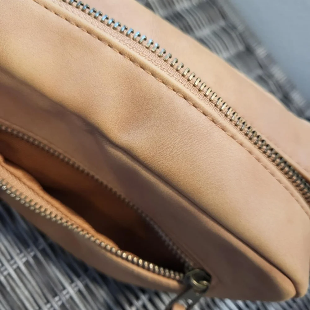 Universal Thread crossbody classic
