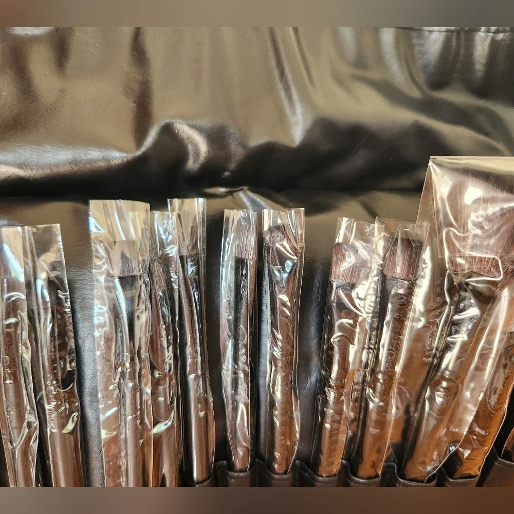 Makeup Brush Set 22 Piece NEW in Leather-Like Roll Up Travel Case