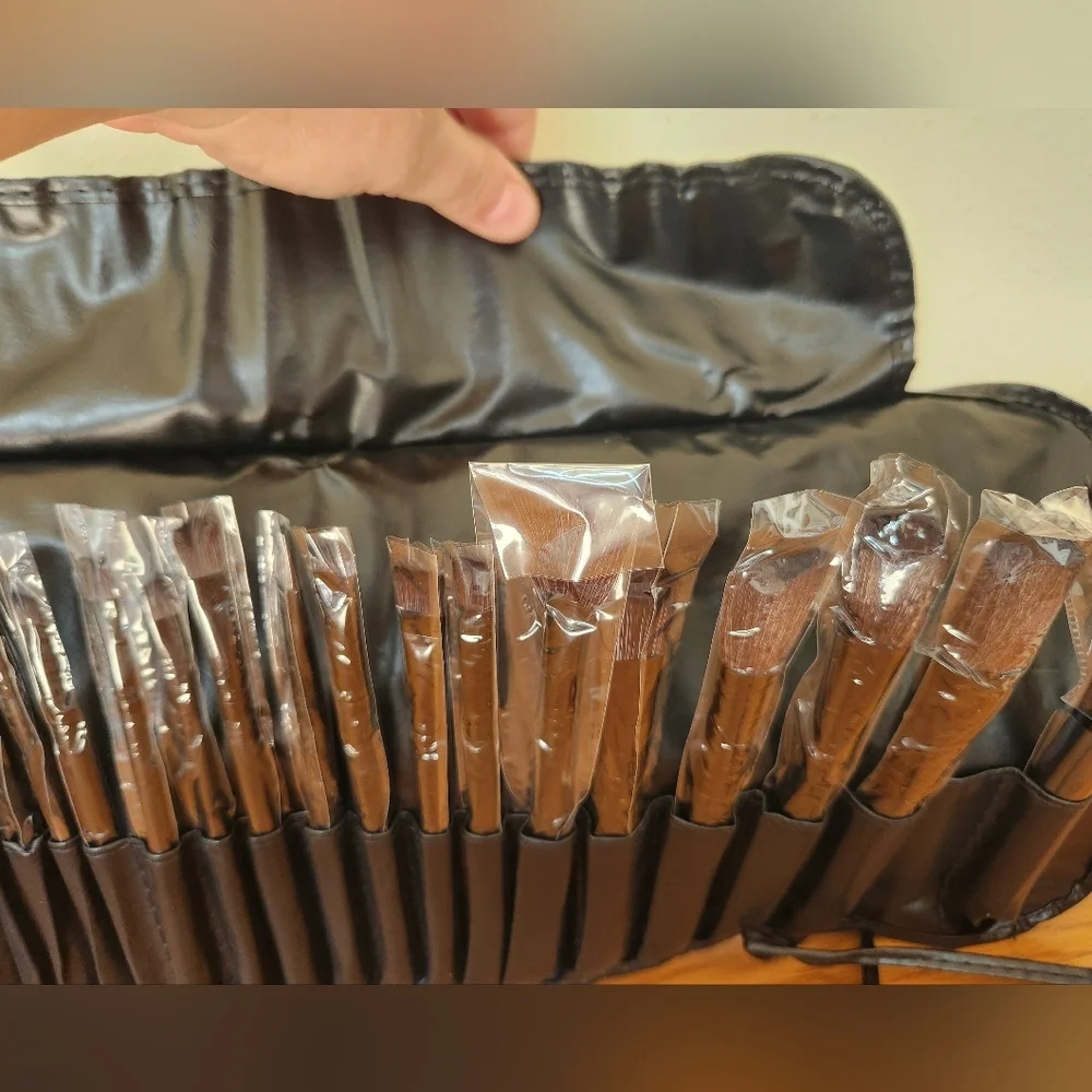 Makeup Brush Set 22 Piece NEW in Leather-Like Roll Up Travel Case