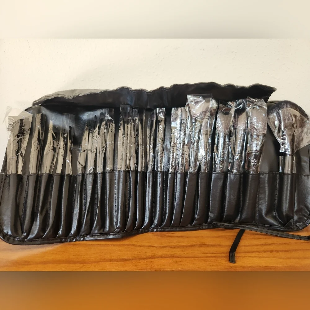 Makeup Brush Set 22 Piece NEW in Leather-Like Roll Up Travel Case