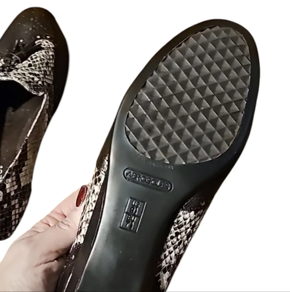 AEROSOLES very gently