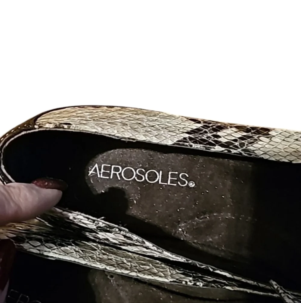 AEROSOLES very gently