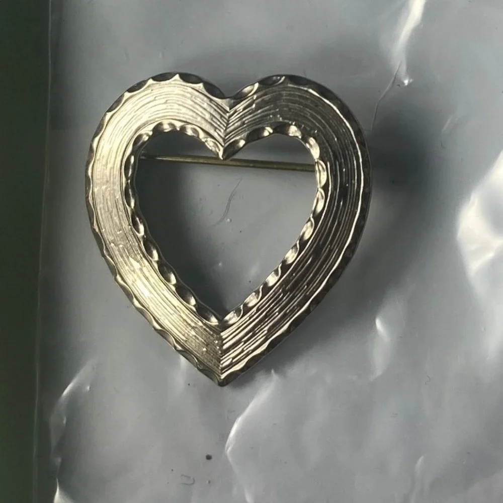 Vintage Silver Tone Open Heart Brooch Pin Textured Ribbed Edge Love Valentine