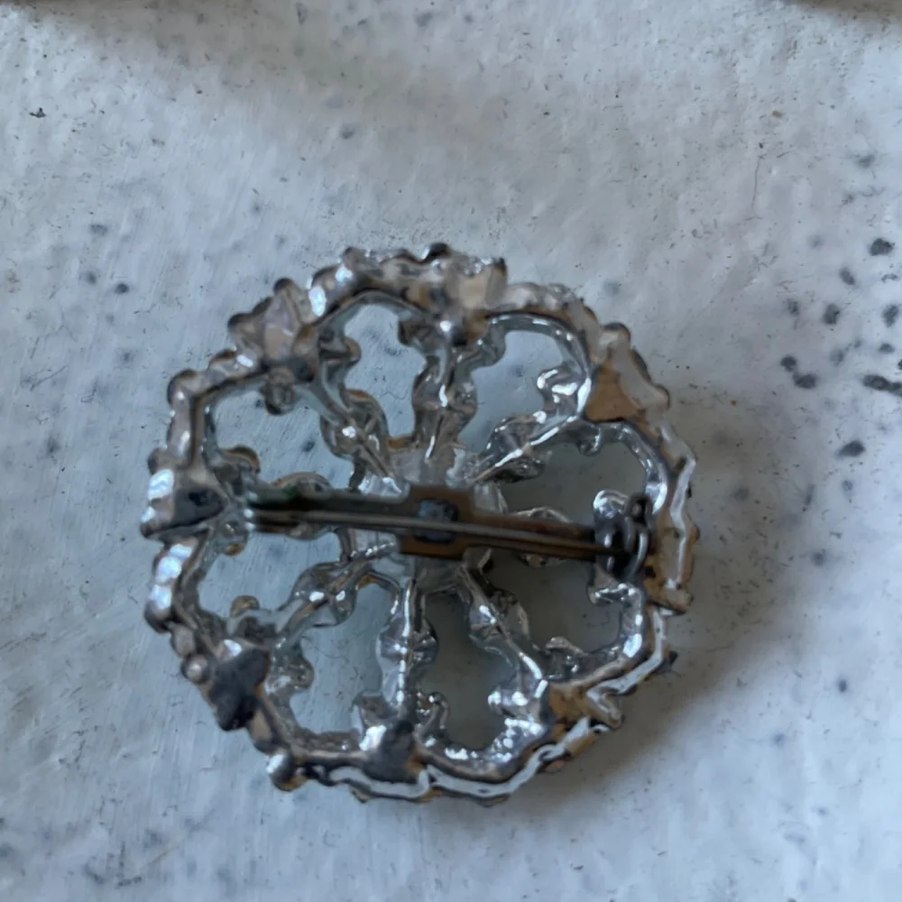 ❤️ RHINESTONE EMERALD GREEN CIRCULAR BROOCH PIN VINTAGE