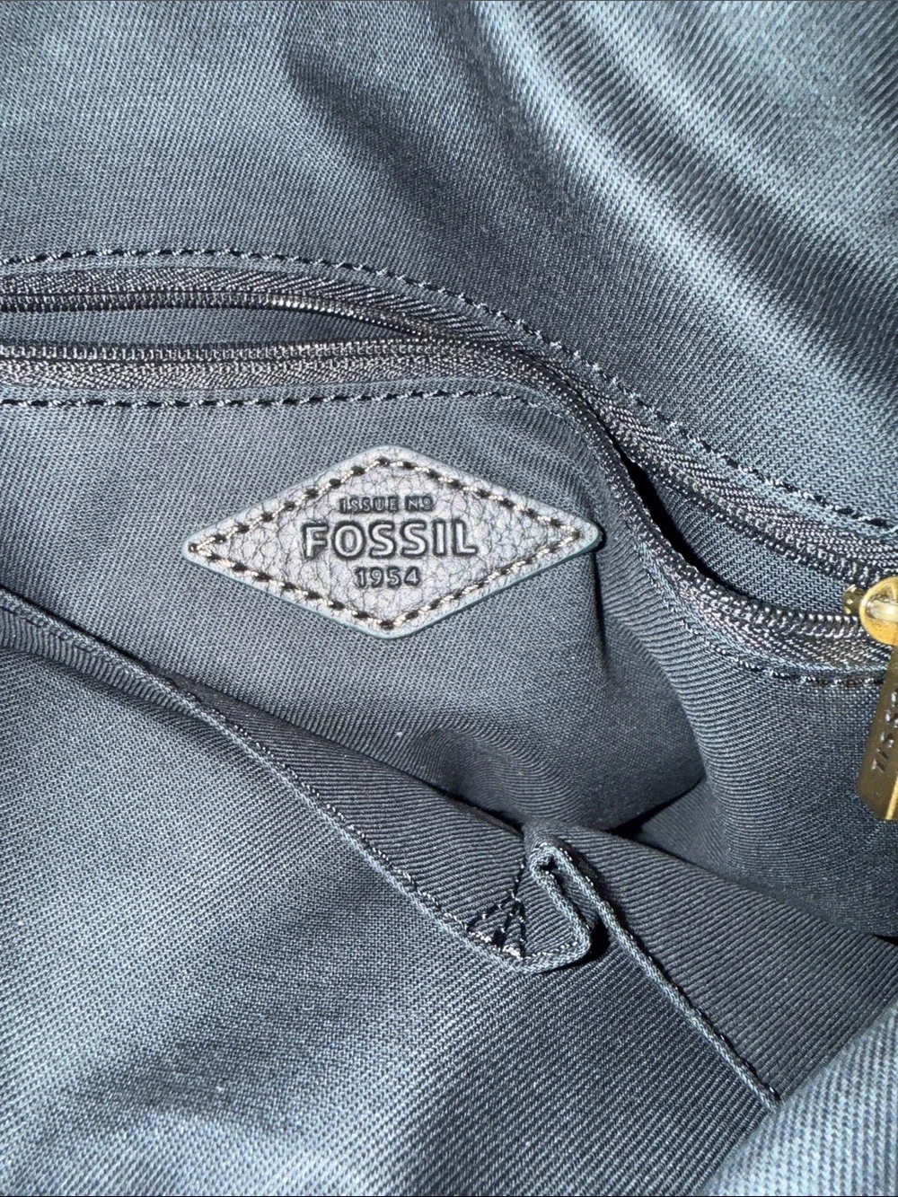 Fossil classic shoulder