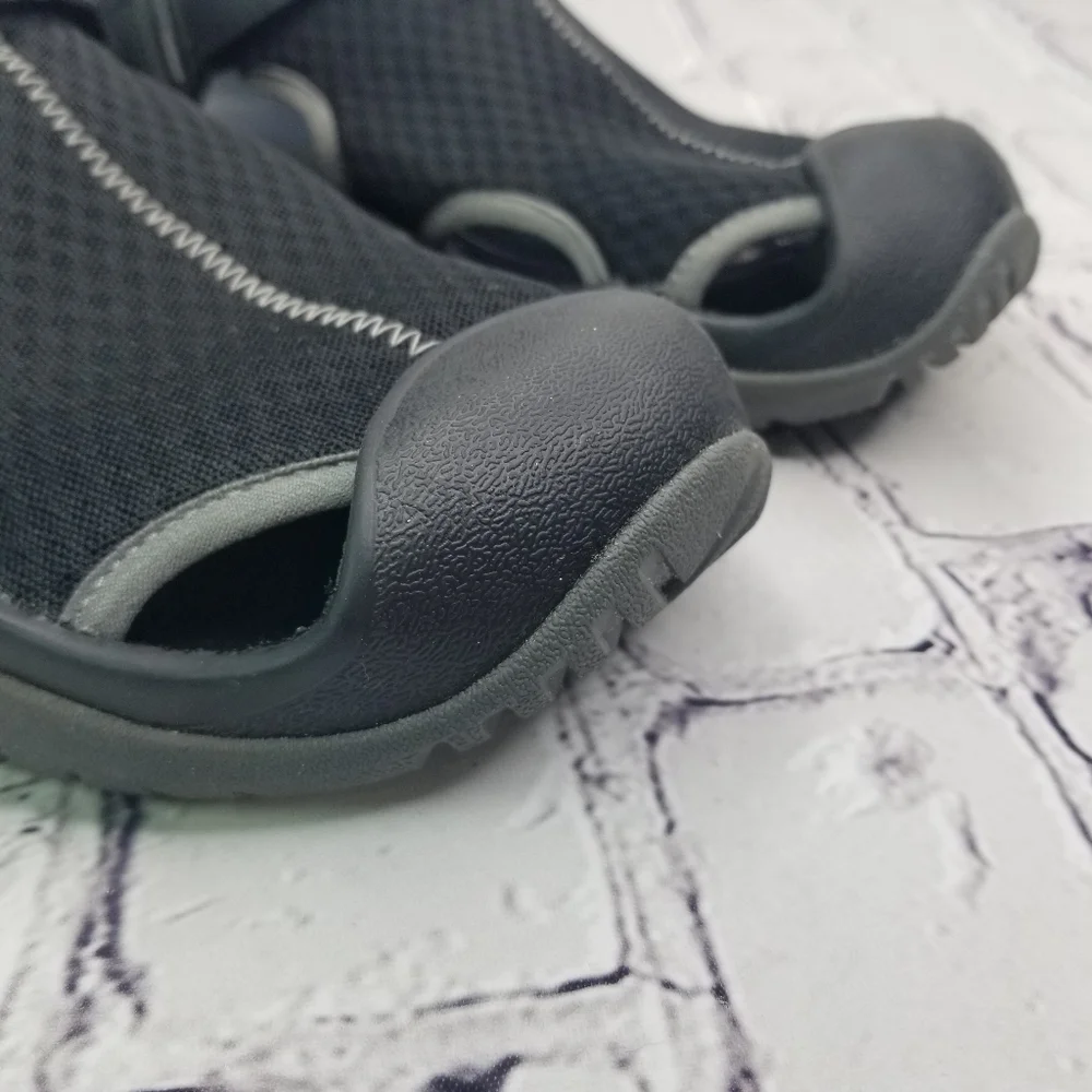 Crocs Swiftwater mesh black gray mesh deck shows