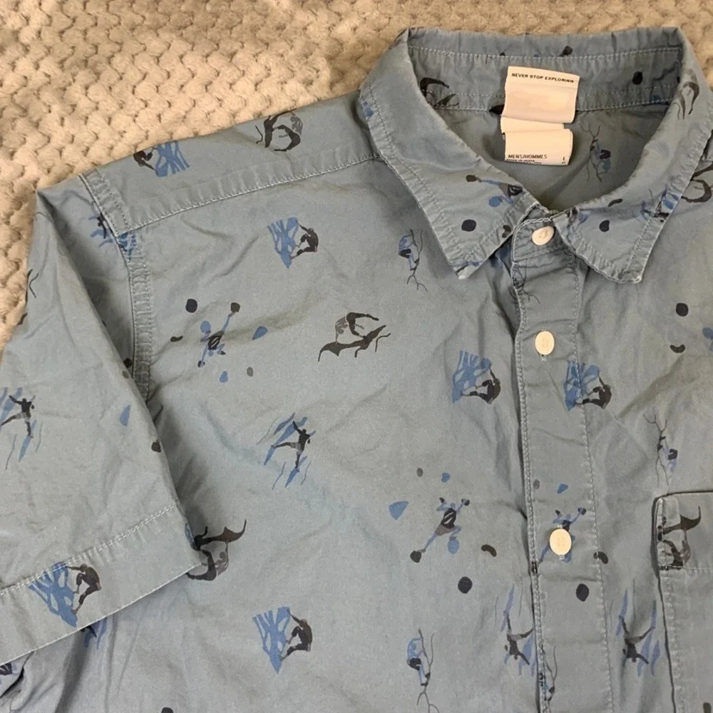 The North Face Mens Large Blue Rock Climbing Print Shirt NF0A55ND Flaw
