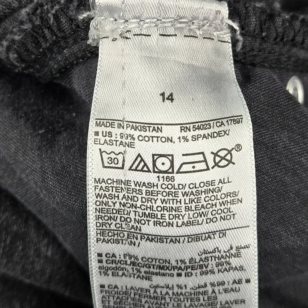 Old Navy store have flaws