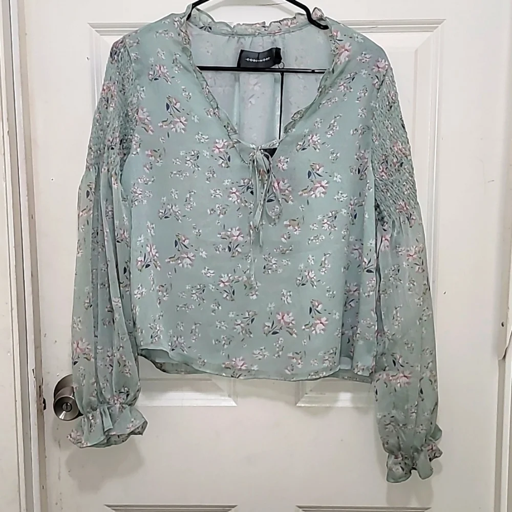 NWT CODE X MODE SHIRRED SLEEVE SAGE FLORAL PEASANT BLOUSE V NECK  SZ‎ L