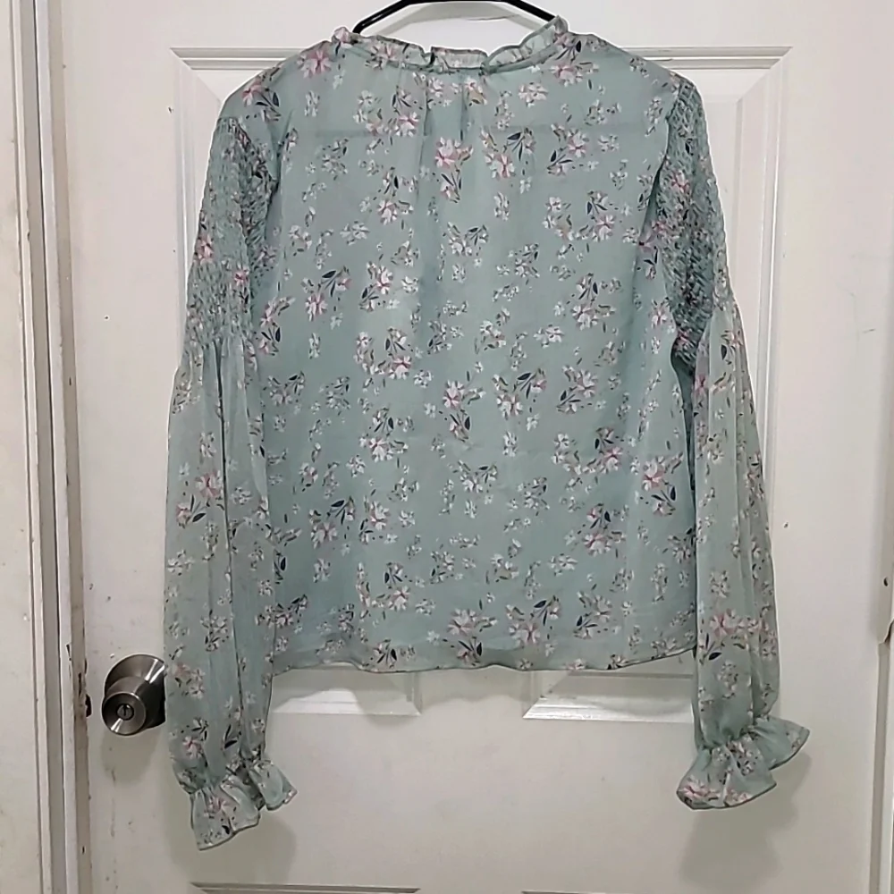 NWT CODE X MODE SHIRRED SLEEVE SAGE FLORAL PEASANT BLOUSE V NECK  SZ‎ L