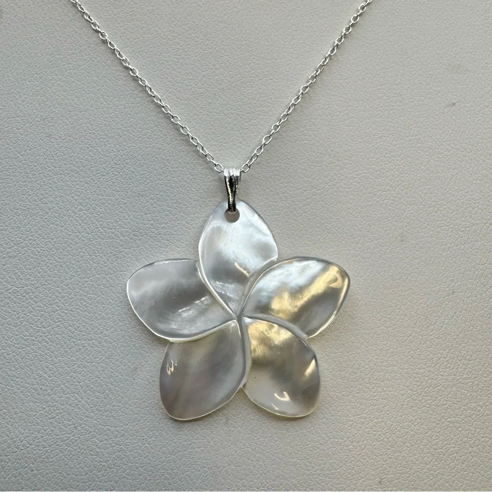 Sterling Silver Mother of Pearl Flower Pendant Necklace 18” Spring Clasp