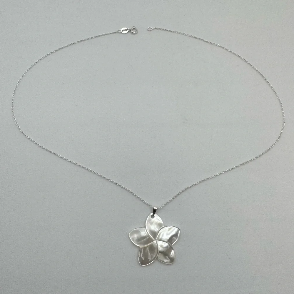 Sterling Silver Mother of Pearl Flower Pendant Necklace 18” Spring Clasp
