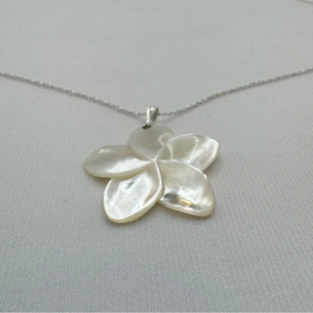 Sterling Silver Mother of Pearl Flower Pendant Necklace 18” Spring Clasp