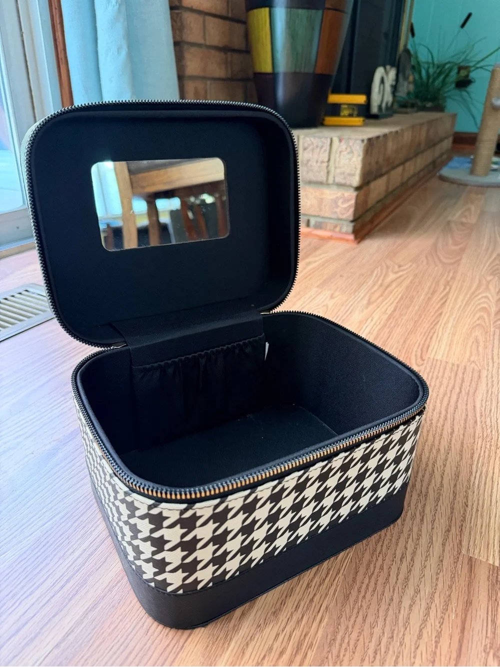 Black and White Houndstooth Travel Case with Gold Bow Accent