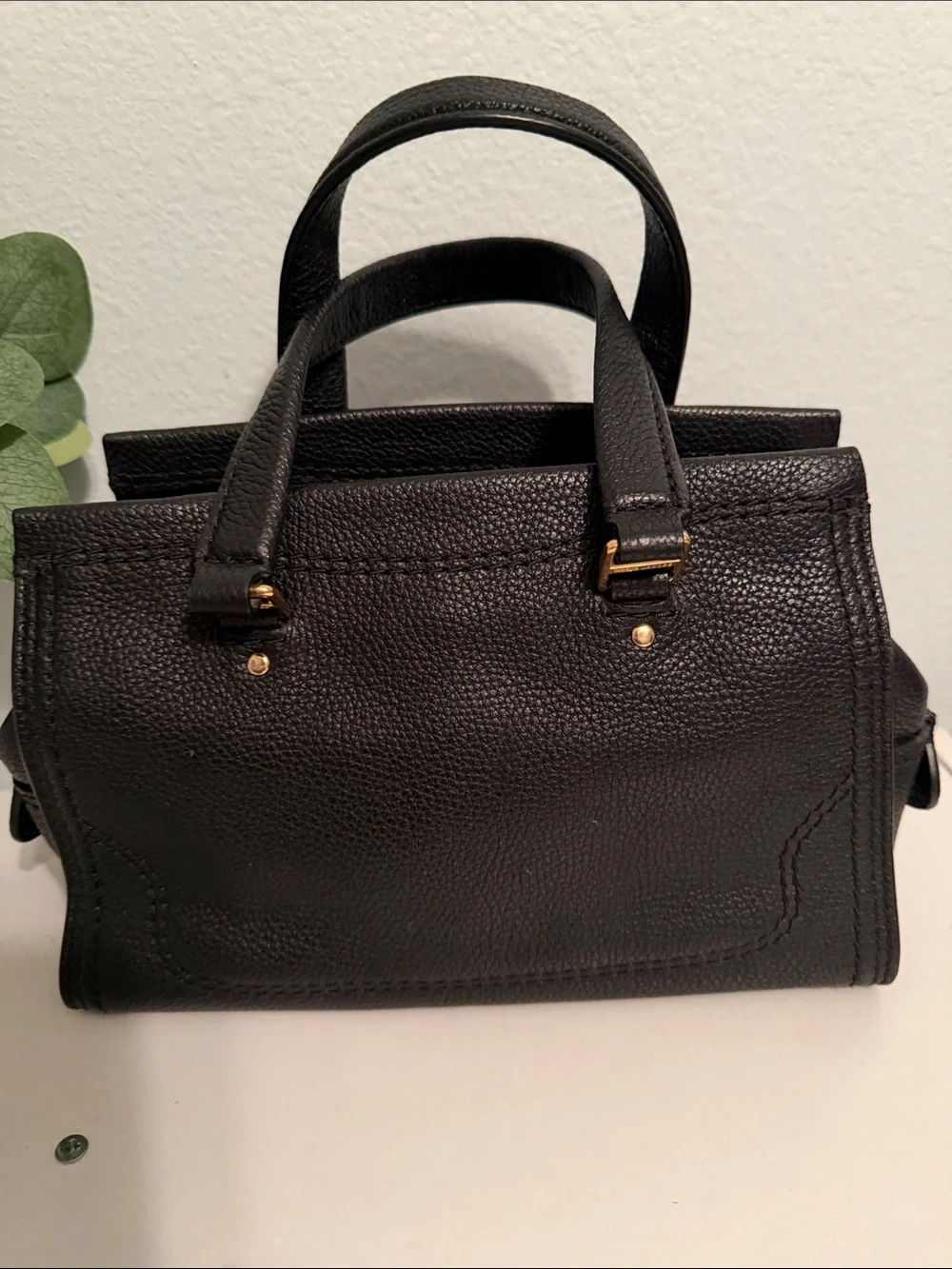 Marc Jacobs pebbled details compact