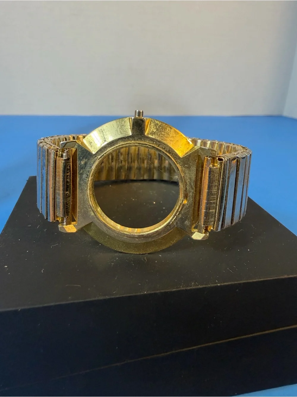 N/A elegant gold