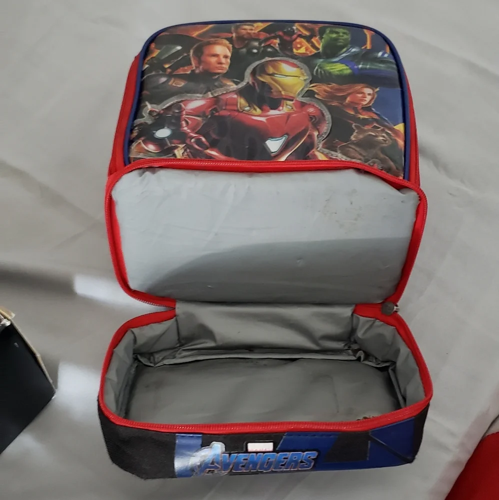 Marvel Avengers Zippered Two compartnent kid's Lunchbag in EUC