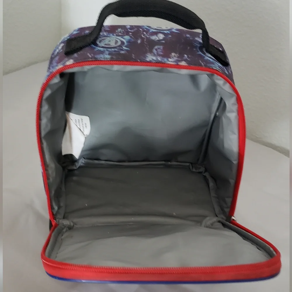 Marvel Avengers Zippered Two compartnent kid's Lunchbag in EUC