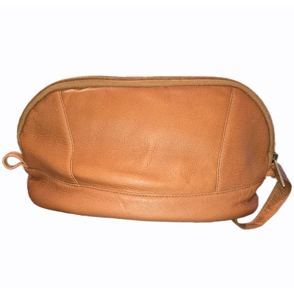 American Leather Co. Shaving bag, camel color, unused, excellent condition.‎