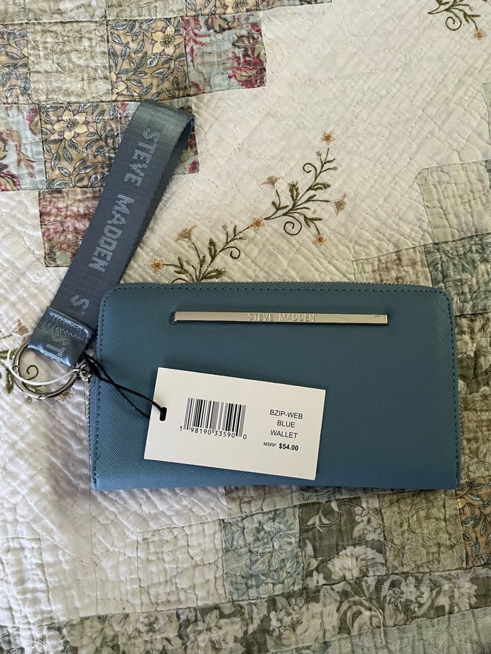 Steve Madden compact zip