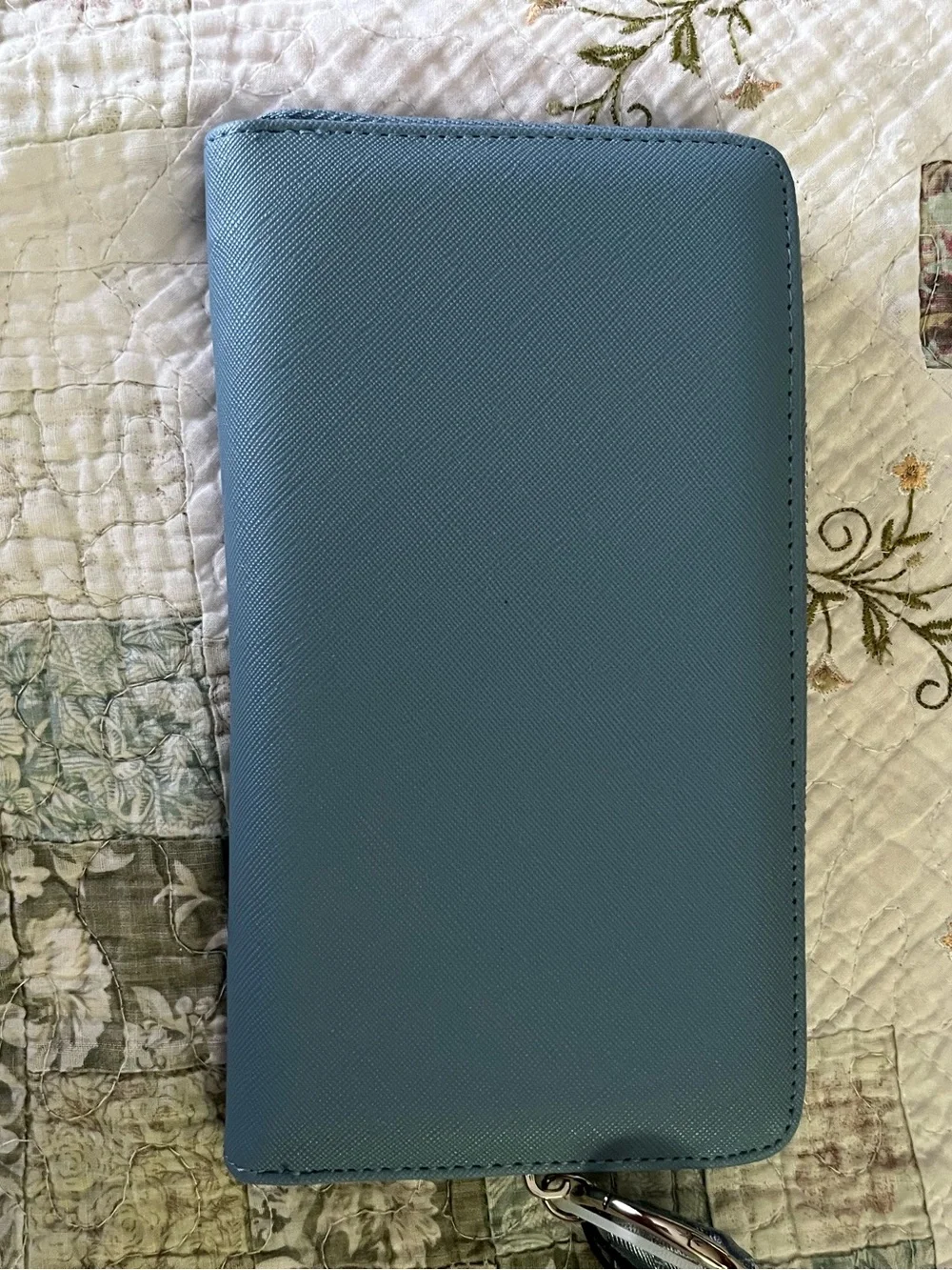 Steve Madden compact zip